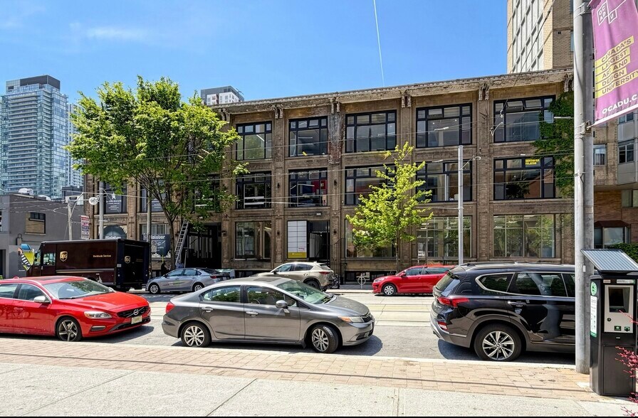 10-14 Mccaul St, Toronto, ON à louer - Photo de l’immeuble – Image 1 sur 22