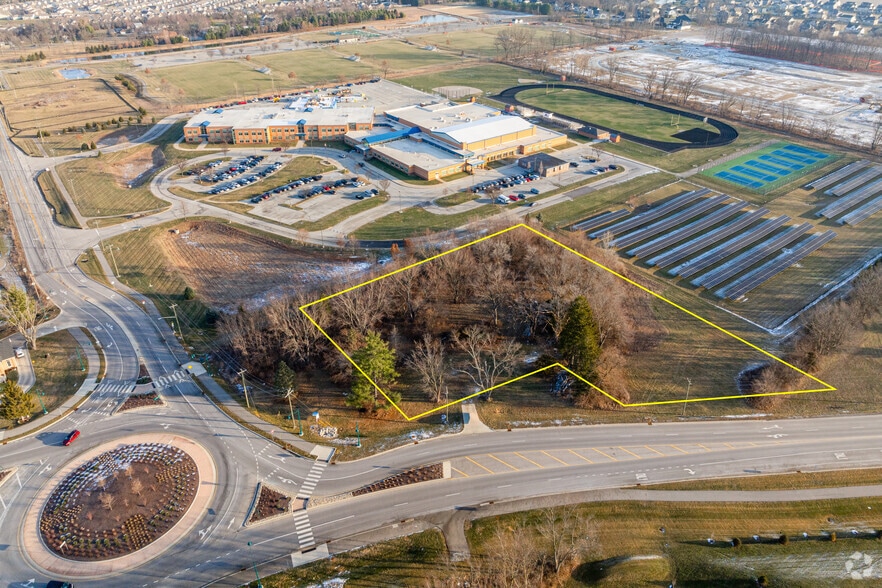 15836 Southeastern Pky, Fishers, IN à louer - Photo principale – Image 2 sur 26