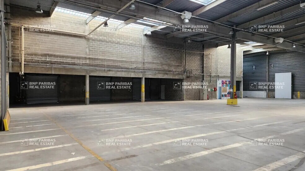 Local d’activités dans Sucy-en-Brie à louer - Photo de l’immeuble – Image 3 sur 10