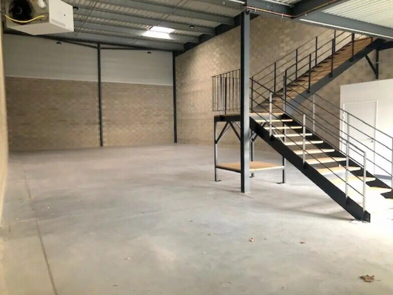 Local d’activités dans Élancourt à louer - Photo de l’immeuble – Image 1 sur 6