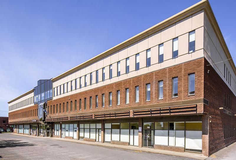 7077 Rue Beaubien E, Montréal, QC à louer Photo principale– Image 1 sur 2