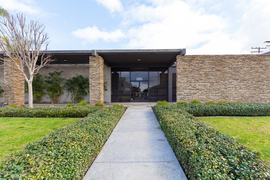 1803-1811 Carnegie Ave, Santa Ana, CA à louer - Photo de l’immeuble – Image 2 sur 8