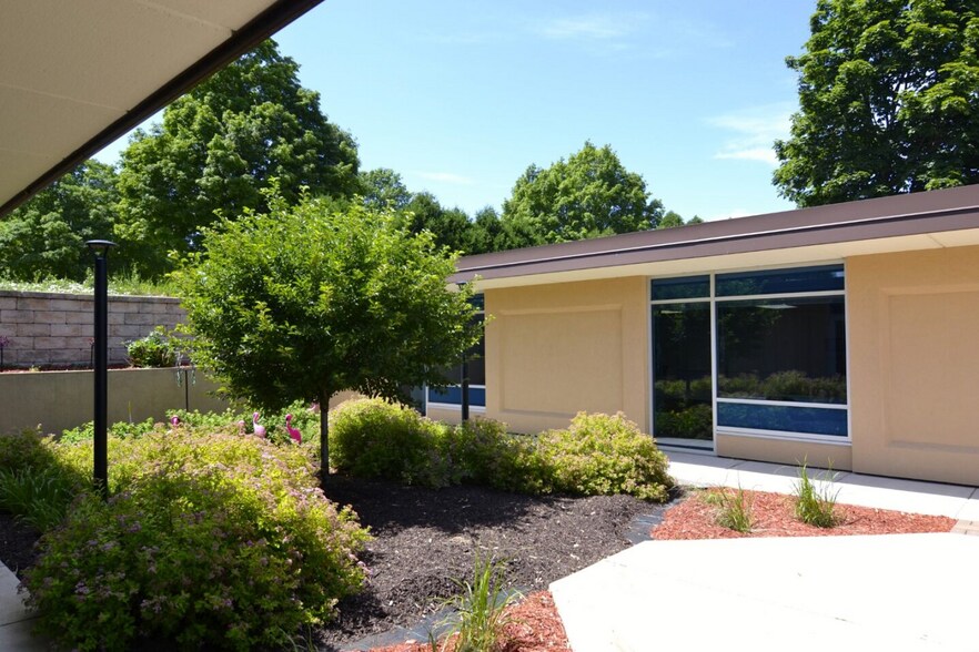 S22W22660 Broadway, Waukesha, WI à louer - Photo de l’immeuble – Image 2 sur 14