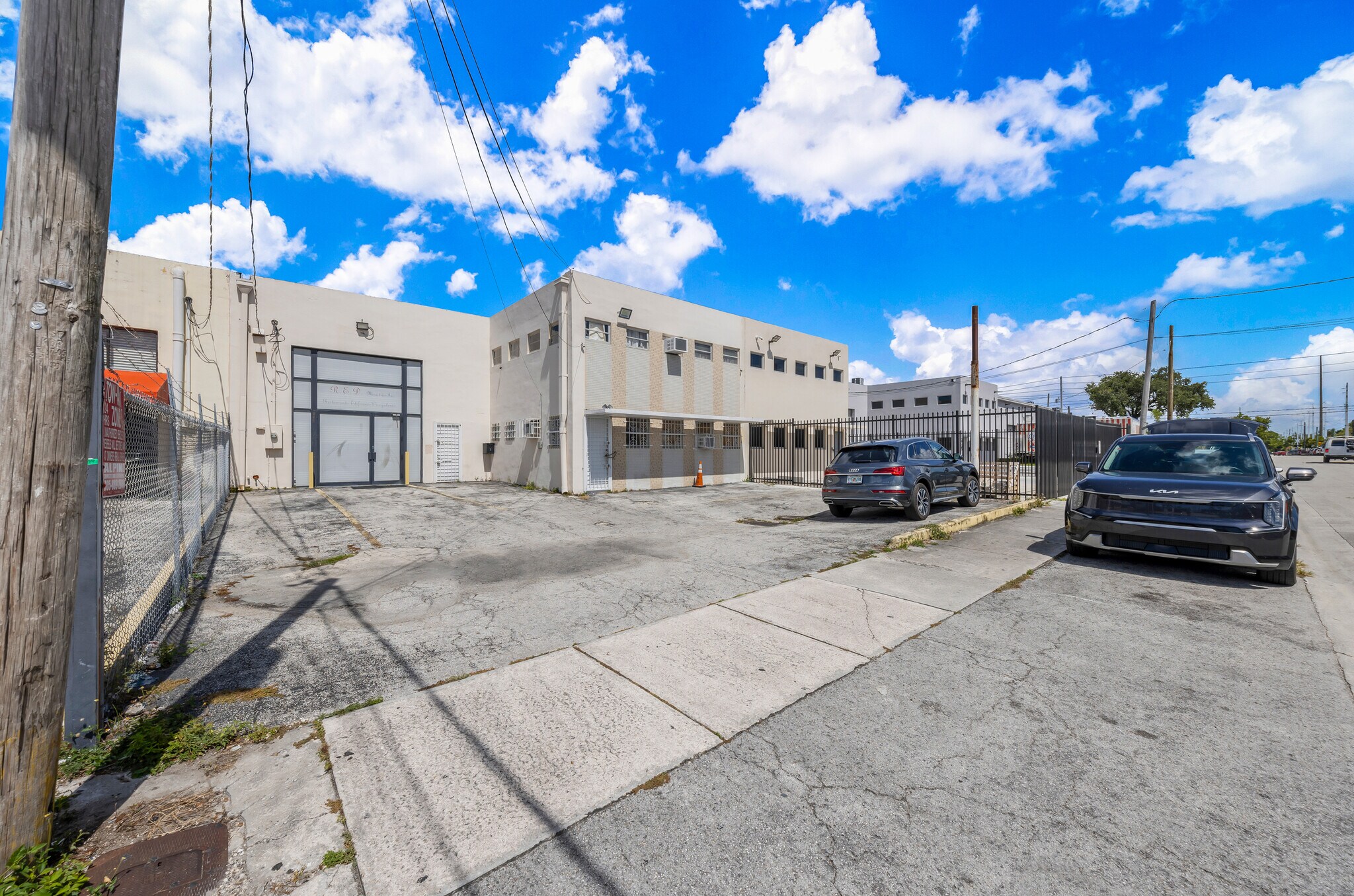 2056 NW 23rd Ave, Miami, FL à louer Photo de l’immeuble– Image 1 sur 23
