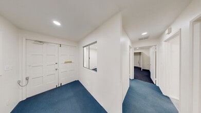7733 Densmore Ave, Van Nuys, CA à louer Photo intérieure– Image 2 sur 2