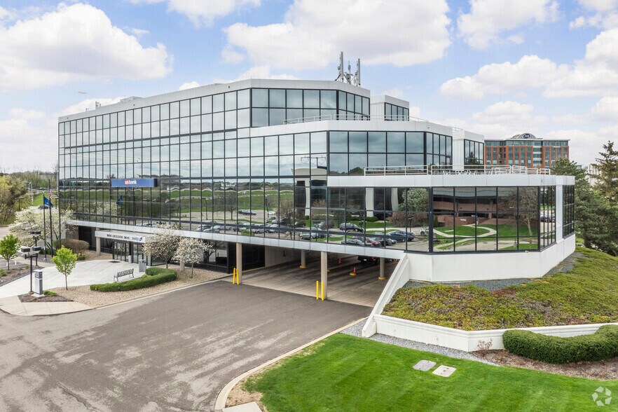 8000 Excelsior Dr, Madison, WI à louer - Photo de l’immeuble – Image 3 sur 4