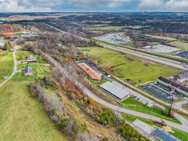 63 Hospitality Ln, Mineral Wells, WV à louer - Photo de l’immeuble – Image 3 sur 8