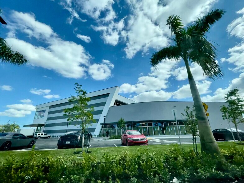 10200 Pines Blvd, Pembroke Pines, FL à louer - Photo de l’immeuble – Image 3 sur 13