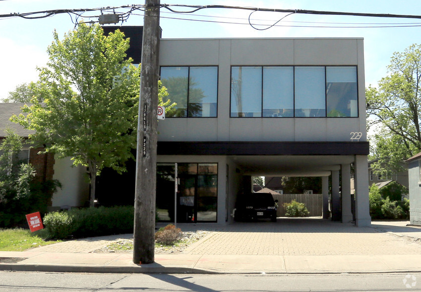 229 Sheppard Ave W, Toronto, ON à vendre - Photo de l’immeuble – Image 2 sur 20