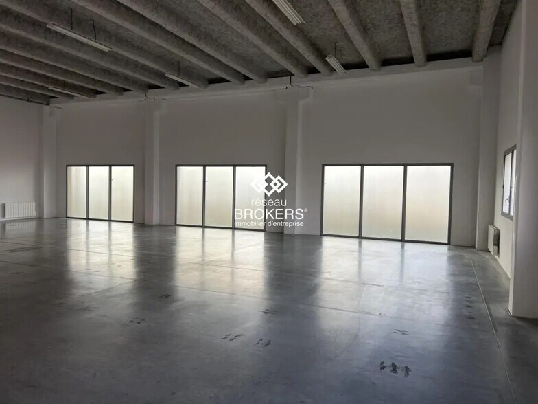 Local d’activités dans Saint-Priest à louer - Photo de l’immeuble – Image 2 sur 3