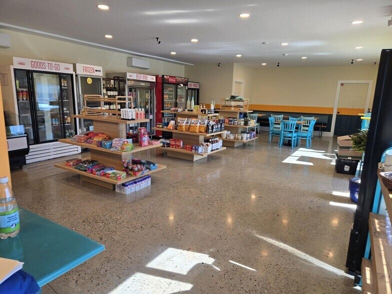 168 Lower County Rd, Dennis Port, MA à vendre - Photo principale – Image 3 sur 11