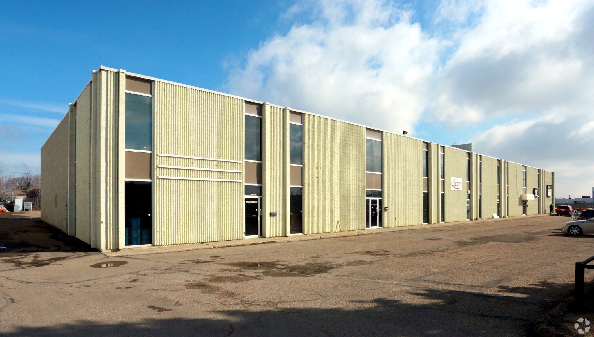 9408-9410 62nd Ave NW, Edmonton, AB à louer Photo principale– Image 1 sur 6
