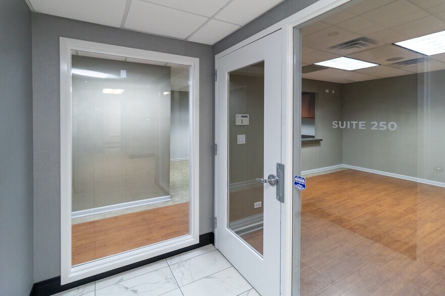 2400 N Ashland Ave, Chicago, IL à louer - Photo de l’immeuble – Image 2 sur 69