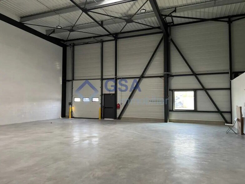 Bureau dans Savigny-le-Temple à louer - Photo intérieure – Image 2 sur 5