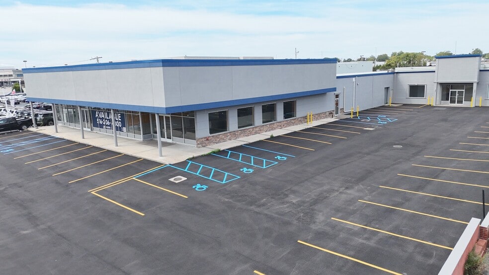 1137-1145 Old Country Rd, Westbury, NY à louer - Photo de l’immeuble – Image 2 sur 6