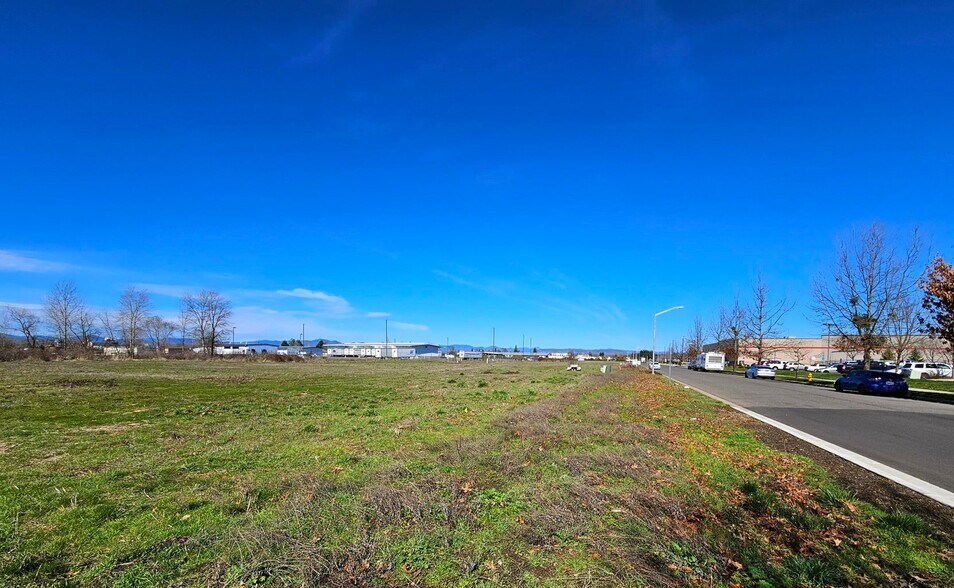 460 Federal Way, Central Point, OR à vendre - Photo de l’immeuble – Image 1 sur 6