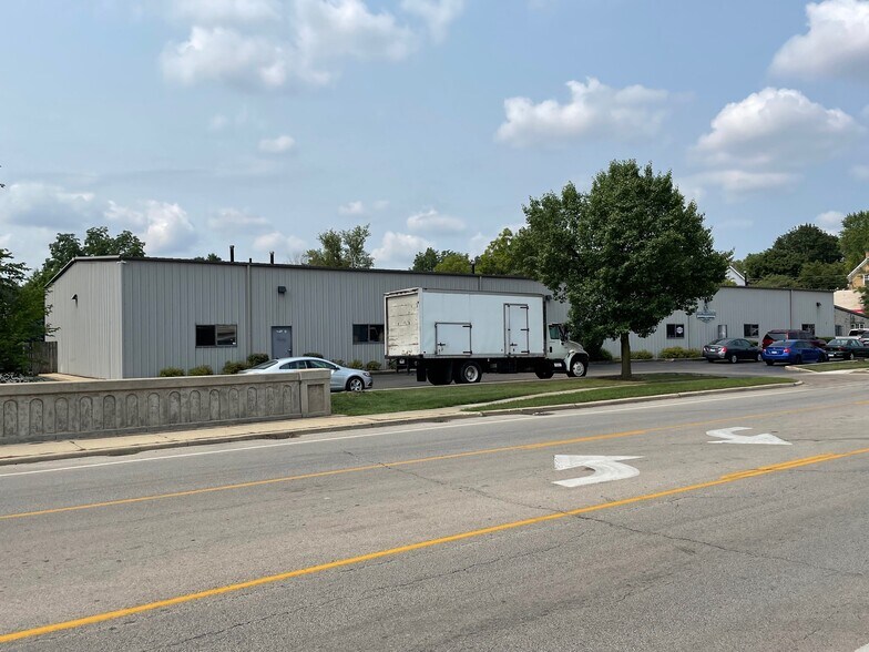 765 Villa St, Elgin, IL à louer - Photo de l’immeuble – Image 2 sur 29