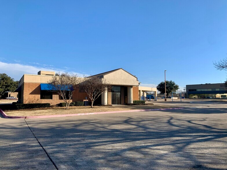 2301 Valley View Ln, Dallas, TX à louer - Photo de l’immeuble – Image 1 sur 5