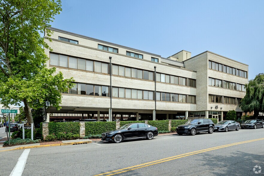 45 N Station Plz, Great Neck, NY à louer - Photo principale – Image 1 sur 9