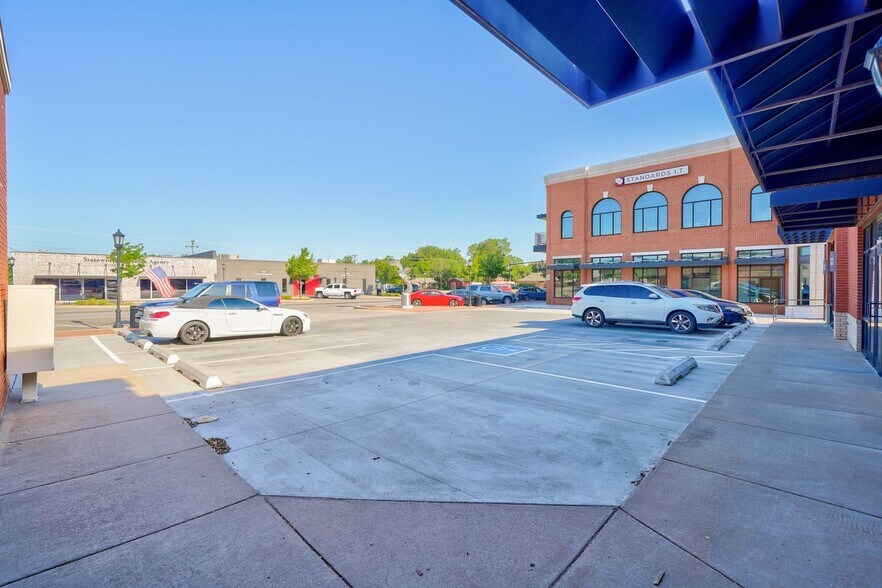 100 N Broadway, Edmond, OK à louer - Photo de l’immeuble – Image 2 sur 13