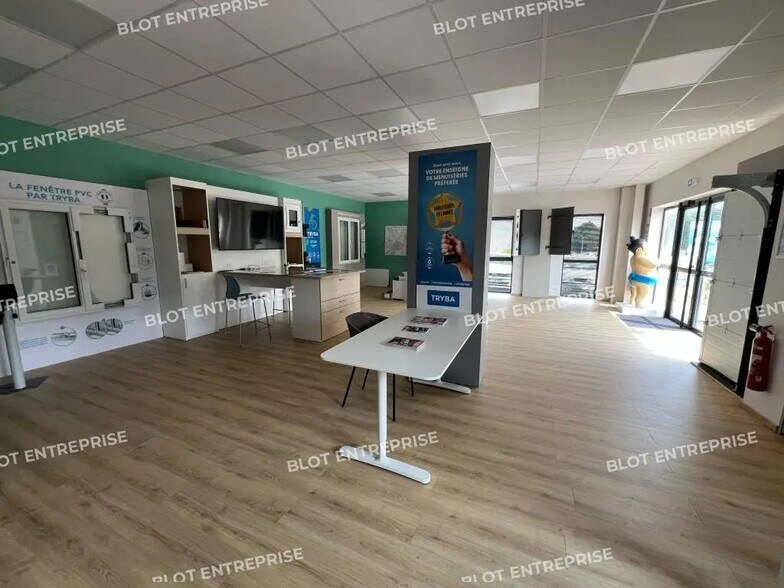 Local d’activités dans Montgermont à louer - Photo de l’immeuble – Image 3 sur 6