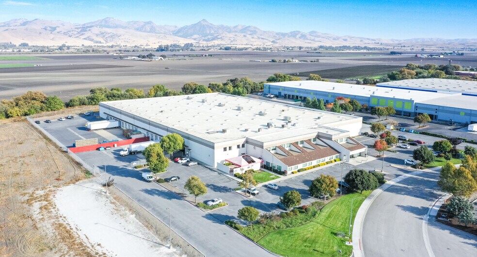 2451 Bert Dr, Hollister, CA à louer - Photo de l’immeuble – Image 1 sur 12