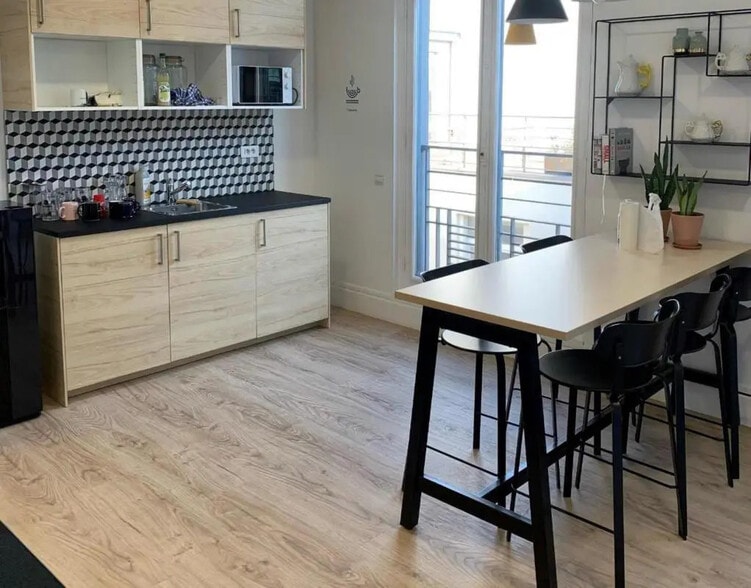16-18 Rue De Londres, Paris à louer - Photo de l’immeuble – Image 3 sur 7