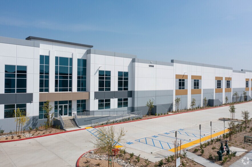 14144 Santa Ana Ave, Fontana, CA à louer - Photo de l’immeuble – Image 3 sur 4