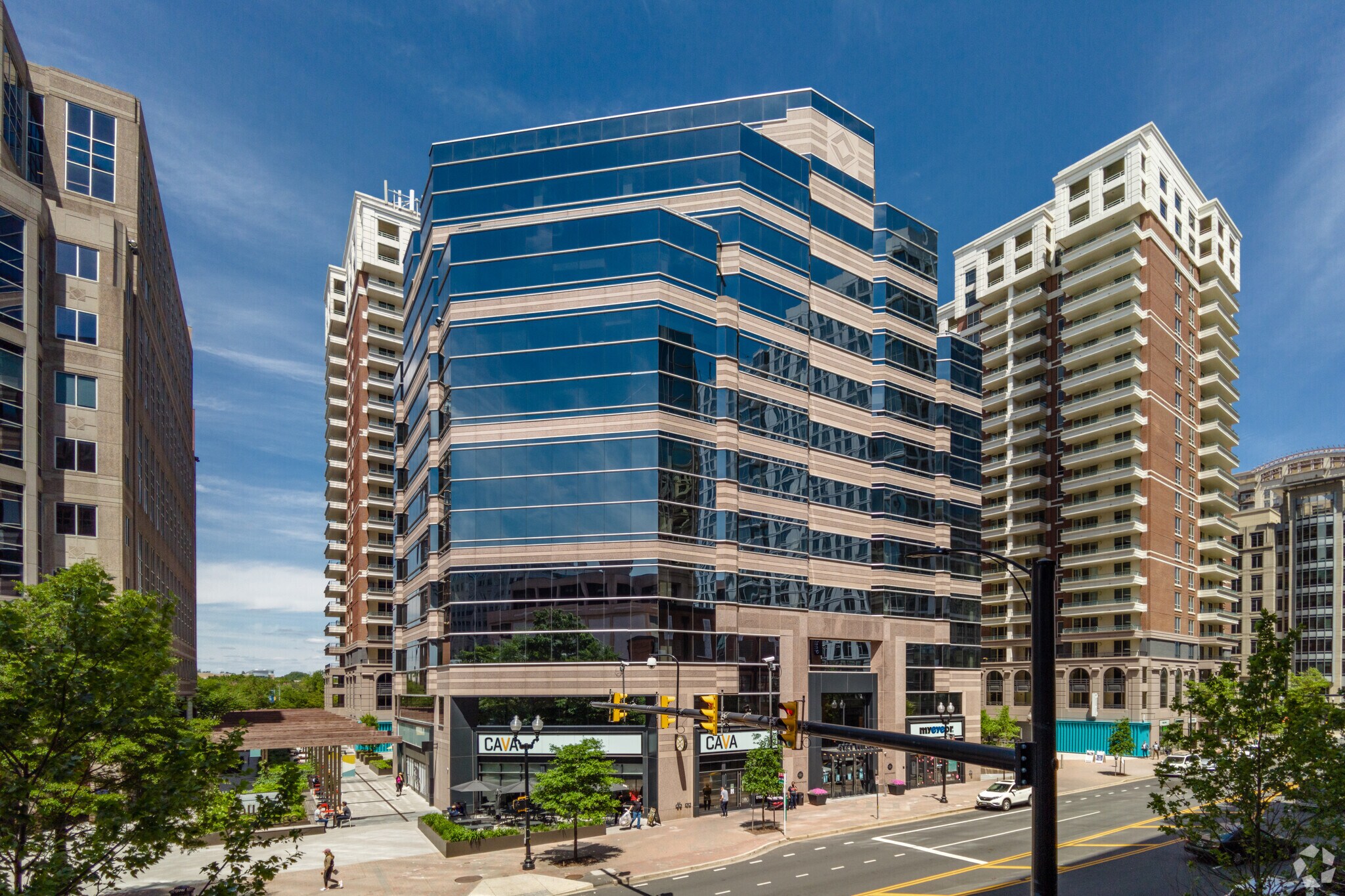 4121 Wilson Blvd, Arlington, VA à louer Photo principale– Image 1 sur 8