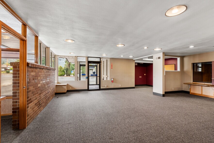 125 NE Manzanita Ave, Grants Pass, OR à vendre - Photo de l’immeuble – Image 3 sur 28