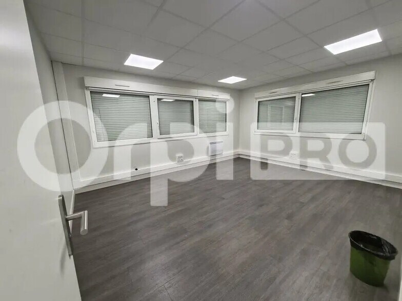 Local d’activités dans Reims à louer - Photo de l’immeuble – Image 3 sur 6