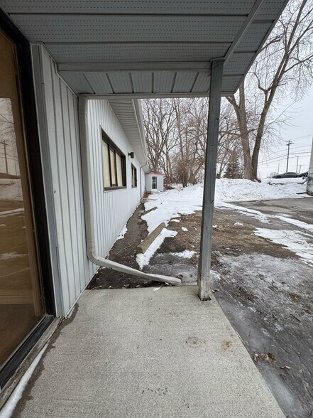 495 Dundas St W, Belleville, ON à louer - Photo de l’immeuble – Image 3 sur 14