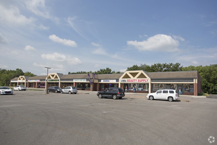 9938 Holmes Rd, Kansas City, MO à louer - Photo de l’immeuble – Image 2 sur 4