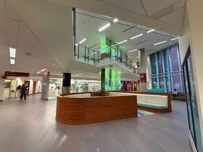 9750 140 St, Surrey, BC à louer Photo intérieure– Image 2 sur 4