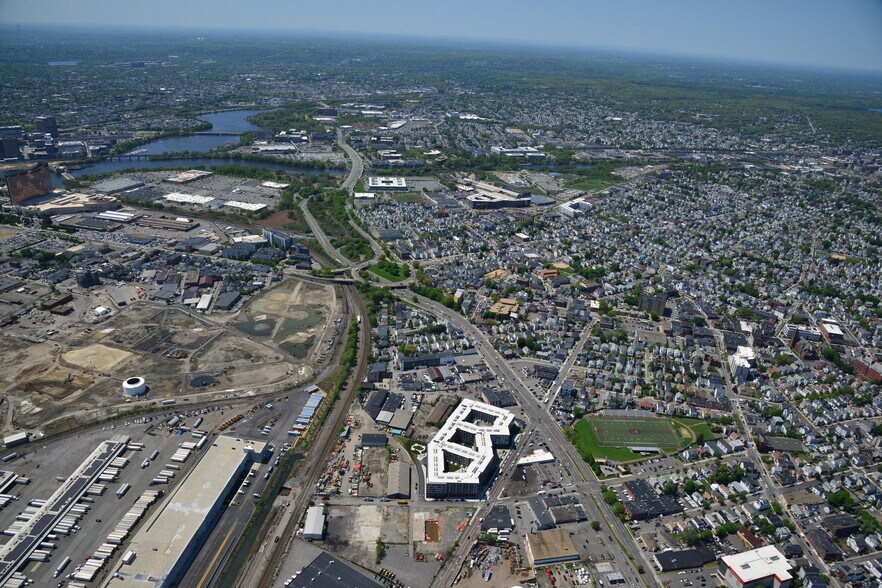 114 Spring St, Everett, MA à vendre - Photo de l’immeuble – Image 2 sur 7