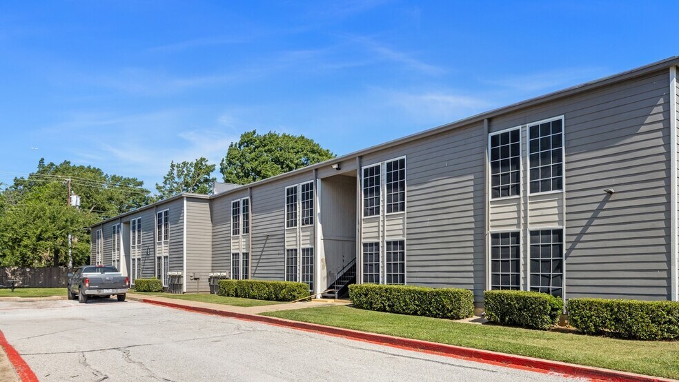 1002 S Edmonds Ln, Lewisville, TX à vendre - Photo de l’immeuble – Image 2 sur 8