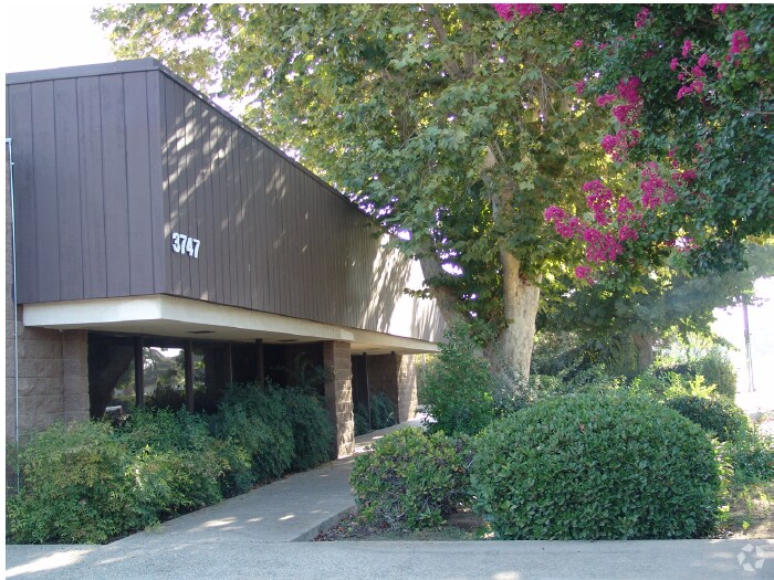 3747 E Shields Ave, Fresno, CA à louer - Photo de l’immeuble – Image 2 sur 16