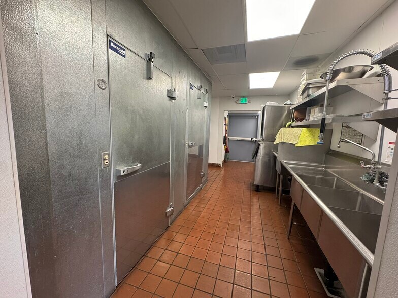 11241 Beach Blvd, Stanton, CA à louer - Photo de l’immeuble – Image 3 sur 16