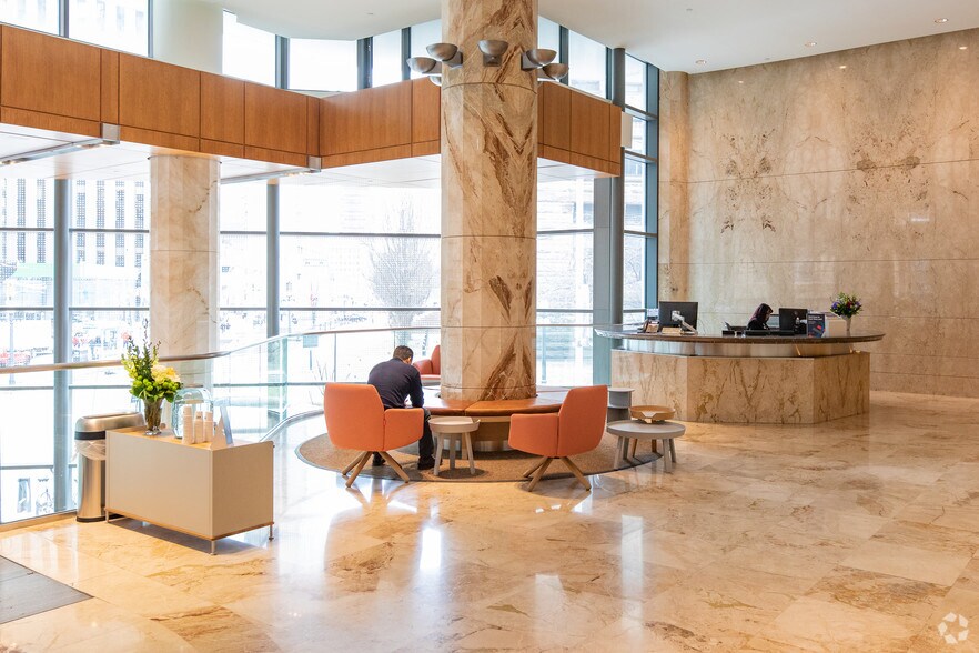 20 Queen St W, Toronto, ON à louer - Hall d’entrée – Image 3 sur 8