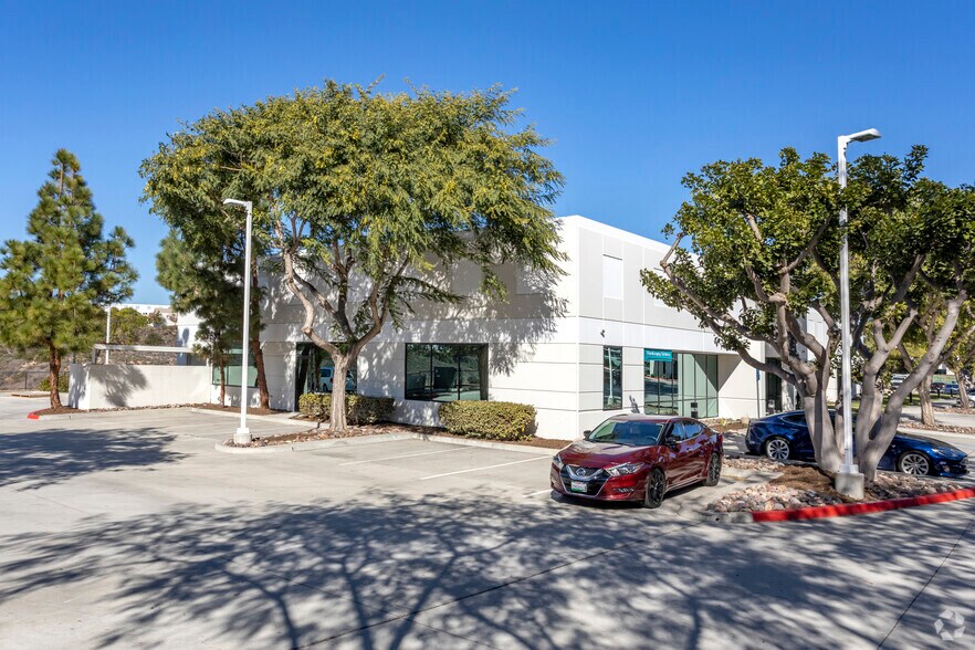 7098 Miratech Dr, San Diego, CA à louer - Photo de l’immeuble – Image 3 sur 14