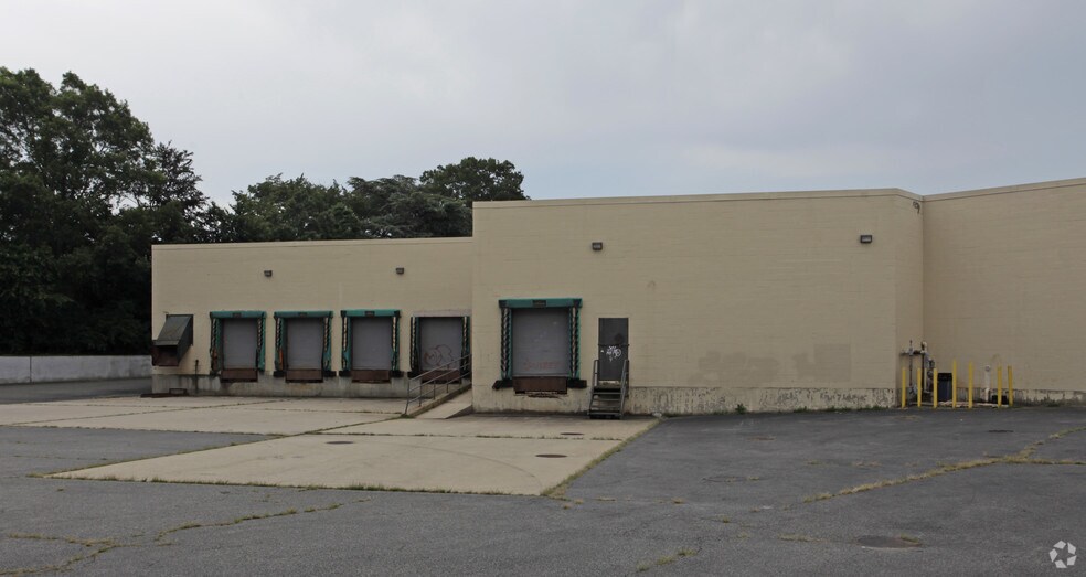 655 E Main St, East Patchogue, NY à louer - Photo de l’immeuble – Image 2 sur 11