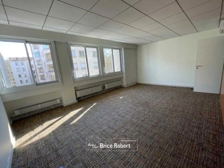 Bureau dans Lyon à vendre - Photo de l’immeuble – Image 2 sur 11