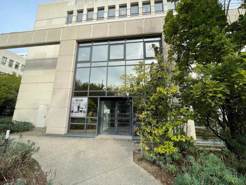 Bureau dans Guyancourt à louer - Photo de l’immeuble – Image 1 sur 3