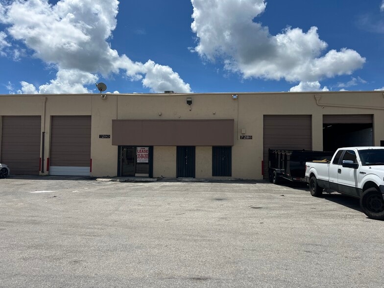 7282-7302 NW 70th St, Miami, FL à louer - Photo de l’immeuble – Image 1 sur 13