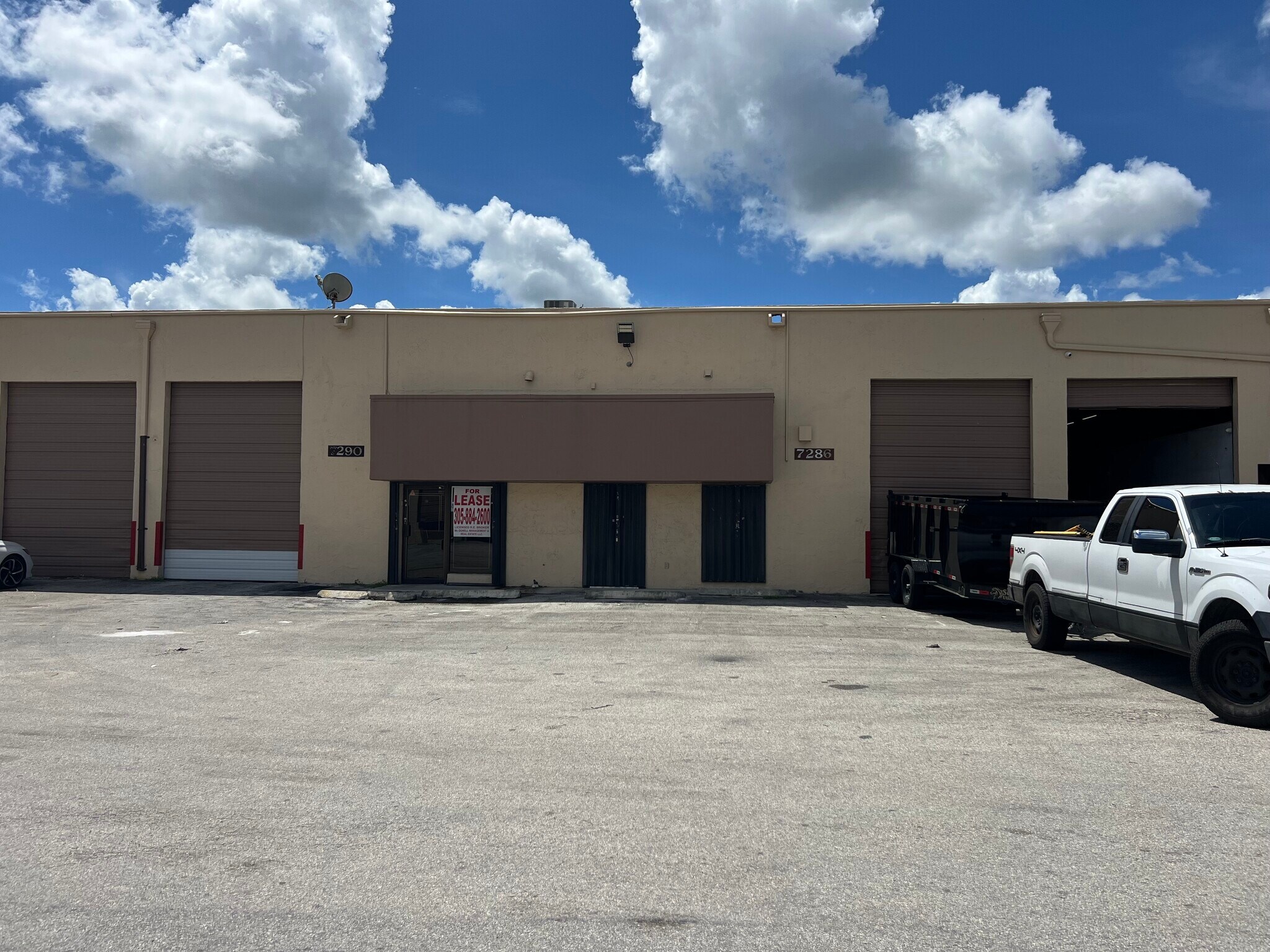 7282-7302 NW 70th St, Miami, FL à louer Photo de l’immeuble– Image 1 sur 14