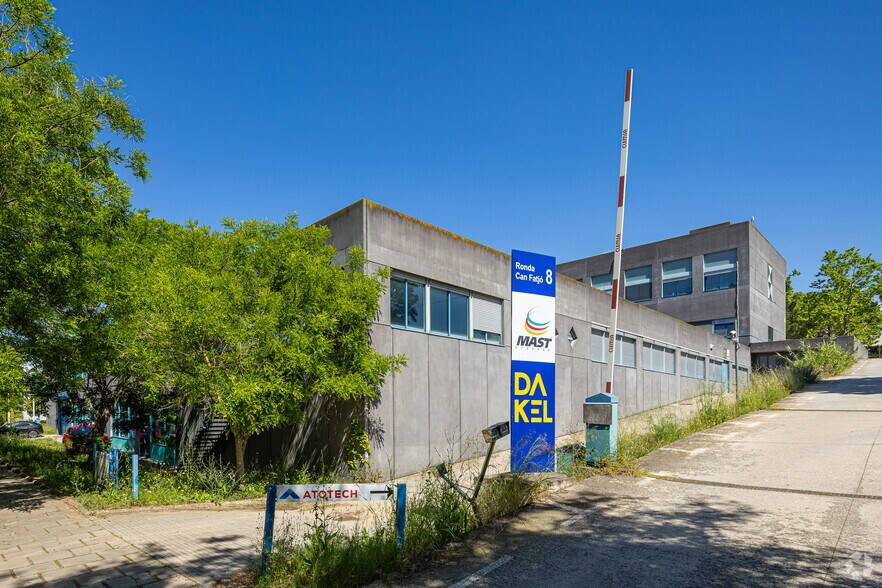 Local d'activités dans Cerdanyola del Vallès, Barcelona à vendre - Photo de l’immeuble – Image 3 sur 5