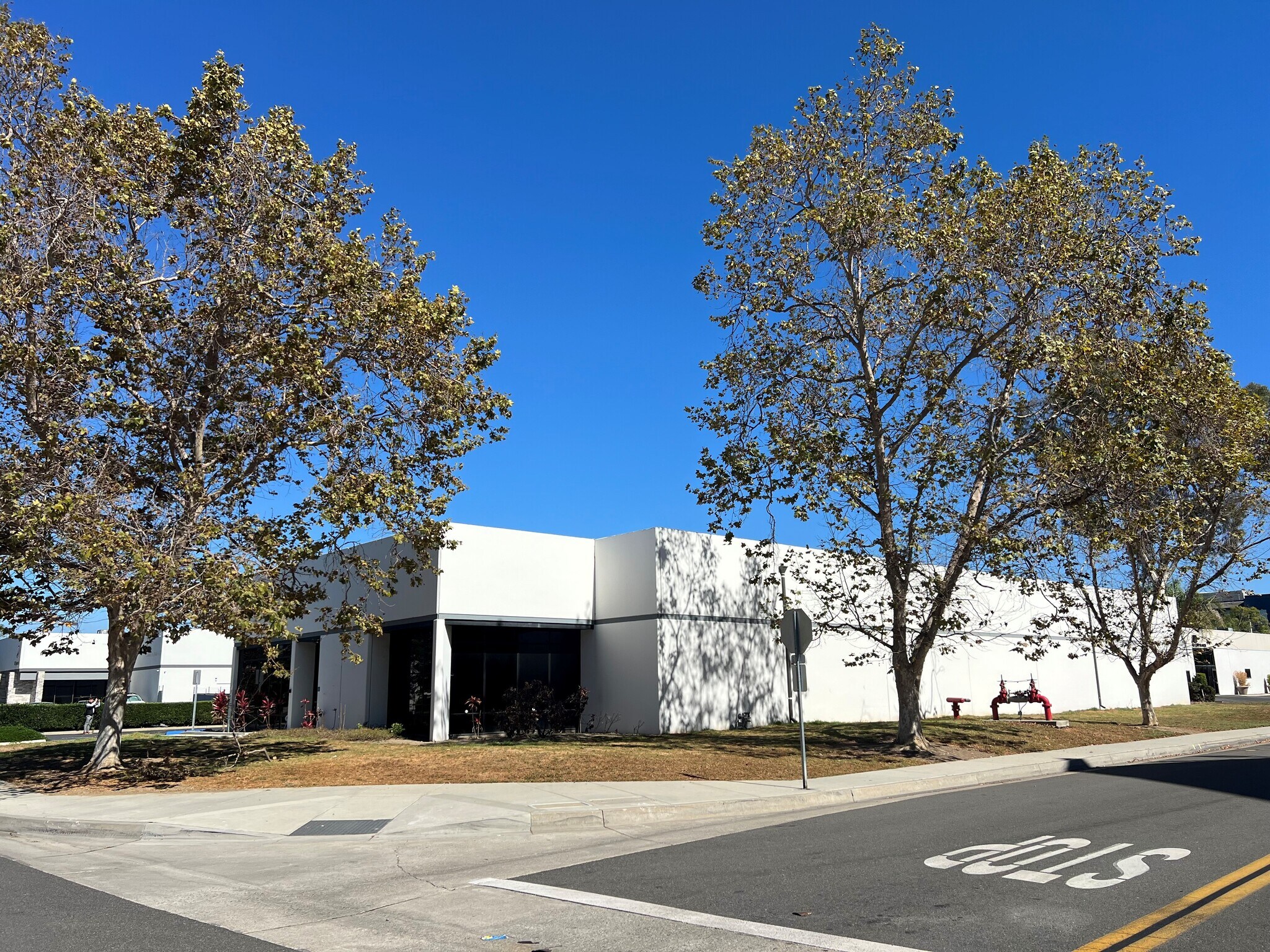 16902 Millikan Ave, Irvine, CA à louer Photo de l’immeuble– Image 1 sur 4