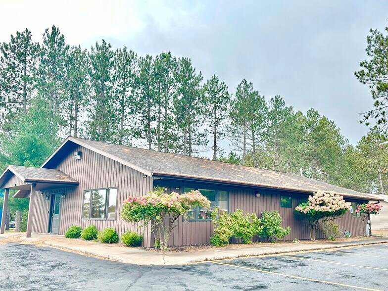 809 Pyle Dr, Kingsford, MI à vendre - Photo principale – Image 1 sur 20