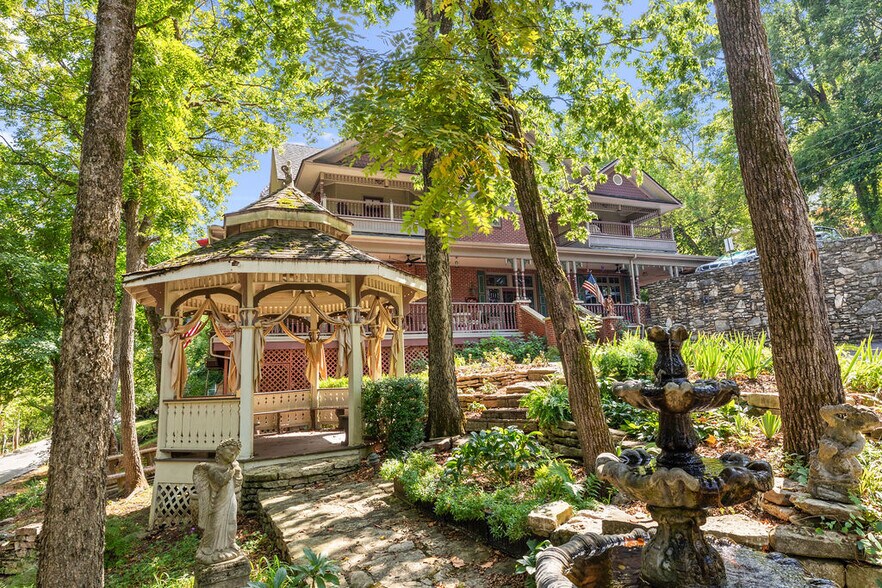 46 Hillside Ave, Eureka Springs, AR à vendre - Photo principale – Image 1 sur 15