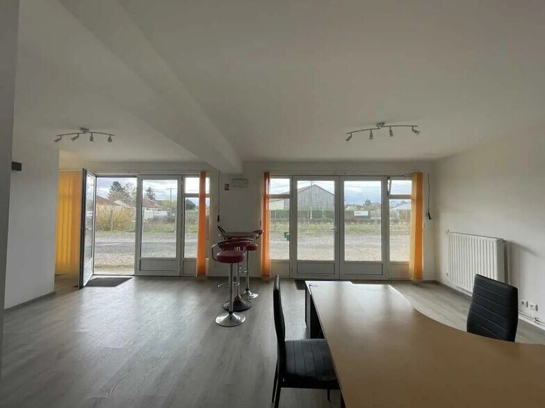 Bureau dans Bresles à louer - Photo de l’immeuble – Image 1 sur 4